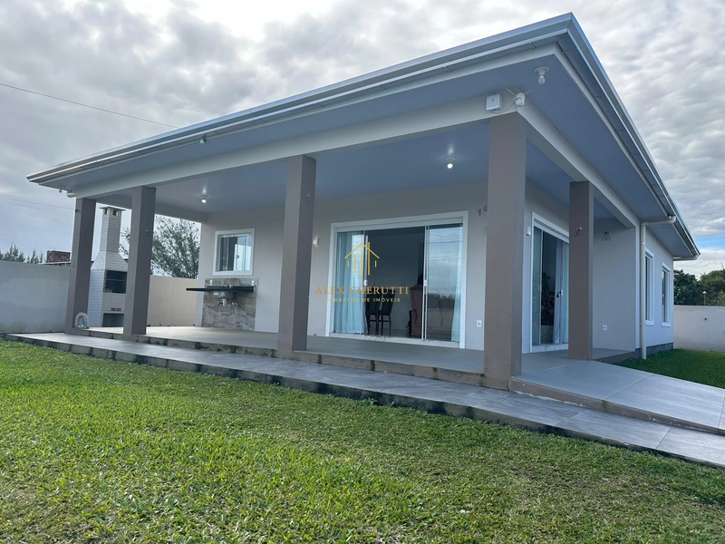 Casa na praia de Atlântida Sul, 3 dormitórios: 2ª foto da galeria de imagens do imóvel