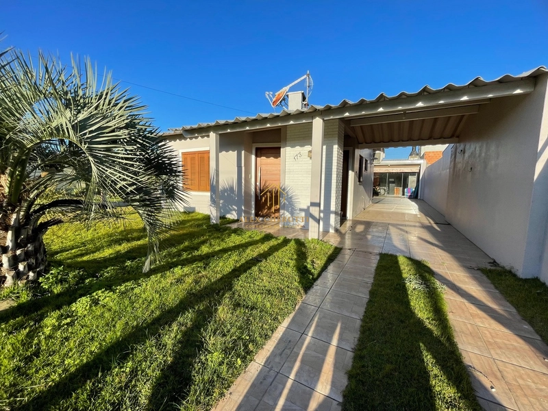 Casa com espaço gourmet e piscina na praia de Atlântida Sul: 2ª foto da galeria de imagens do imóvel