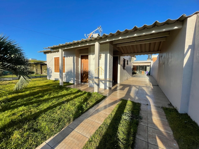 Casa com espaço gourmet e piscina na praia de Atlântida Sul: 1ª foto da galeria de imagens do imóvel