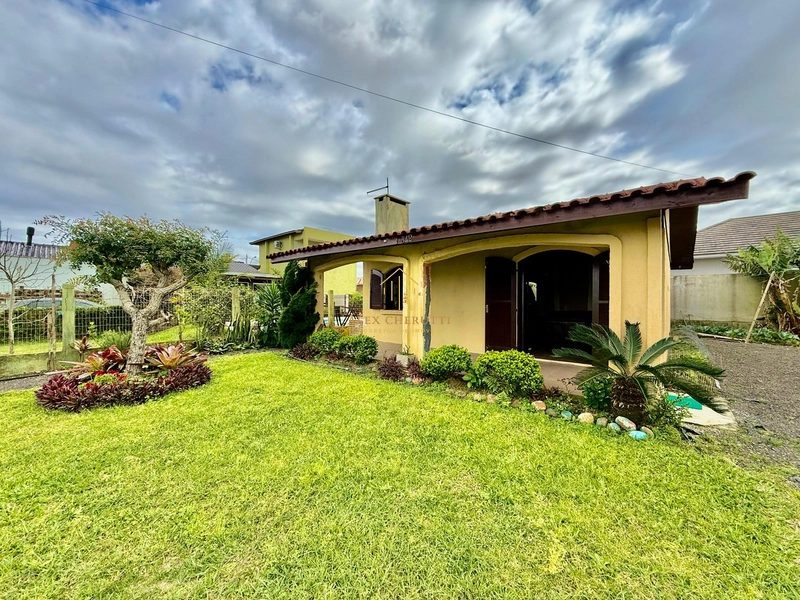 Casa na praia de Atlântida Sul, 2 dormitórios: 1ª foto da galeria de imagens do imóvel