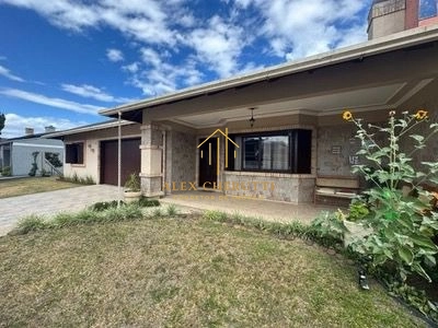 Casa com 2 terrenos em Atlântida Sul: 1ª foto da galeria de imagens do imóvel