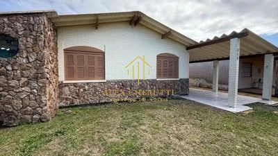 Casa na praia de Atlântida Sul, 3 dormitórios: 2ª foto da galeria de imagens do imóvel