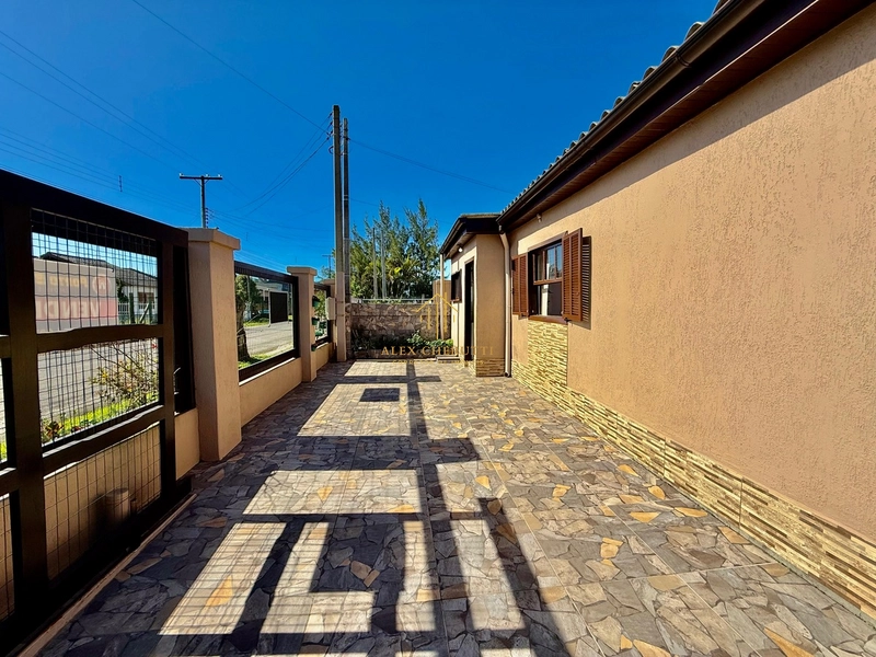 Casa na praia de Atlântida Sul, 3 dormitórios: 3ª foto da galeria de imagens do imóvel
