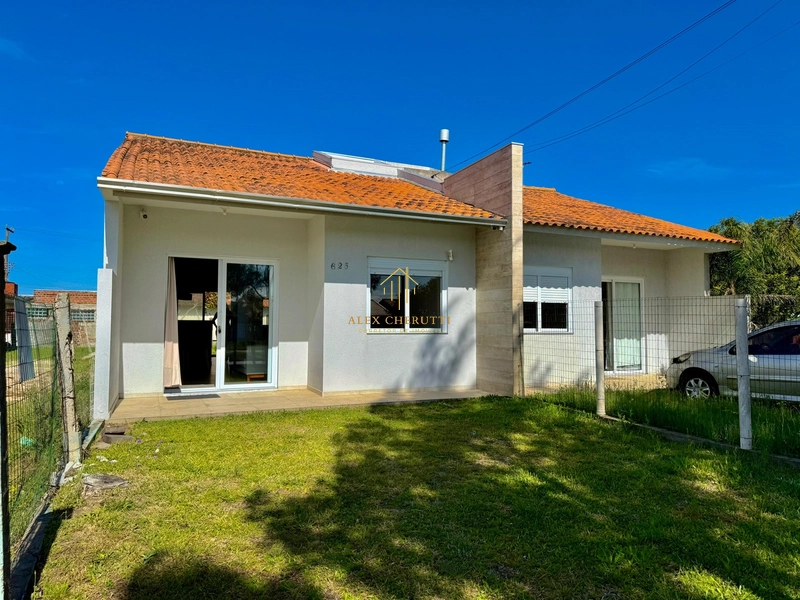 Bela casa geminada na praia de Atlântida Sul: 1ª foto da galeria de imagens do imóvel