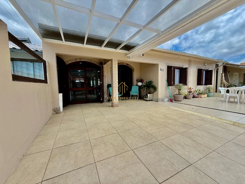 Casa na praia de Atlântida  Sul, 4 dormitórios: 1ª foto da galeria de imagens do imóvel