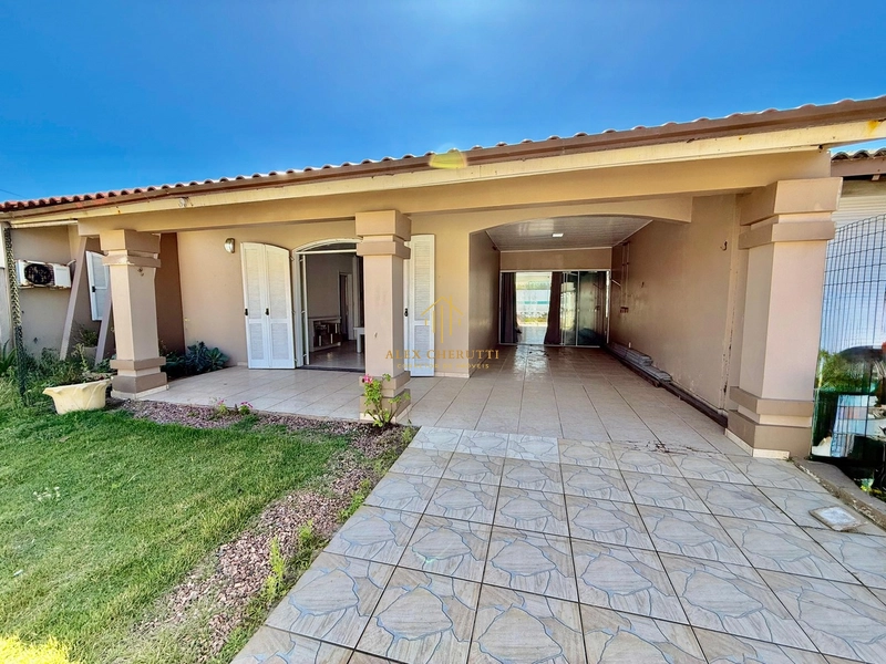 C ela casa na praia de Atlântida Sul, próximo ao mar: 2ª foto da galeria de imagens do imóvel