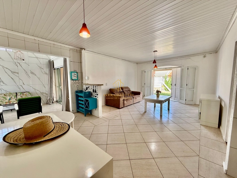 C ela casa na praia de Atlântida Sul, próximo ao mar: 7ª foto da galeria de imagens do imóvel