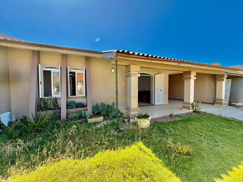 C ela casa na praia de Atlântida Sul, próximo ao mar: 3ª foto da galeria de imagens do imóvel