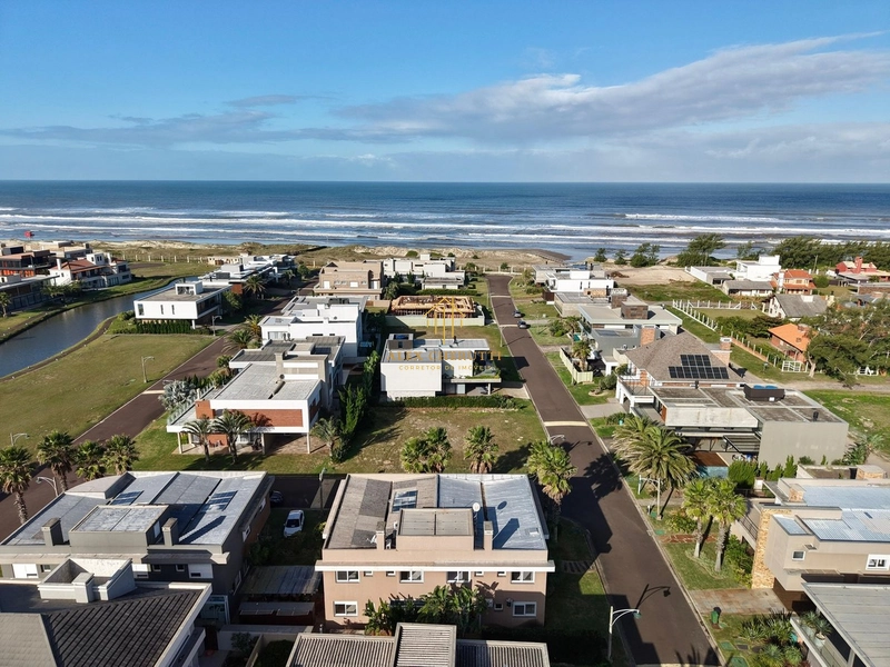 Linda casa para famílias grandes em condomínio fechado: 2ª foto da galeria de imagens do imóvel