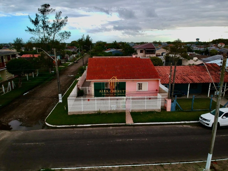 Casa À venda na praia de Atlântida Sul: 1ª foto da galeria de imagens do imóvel
