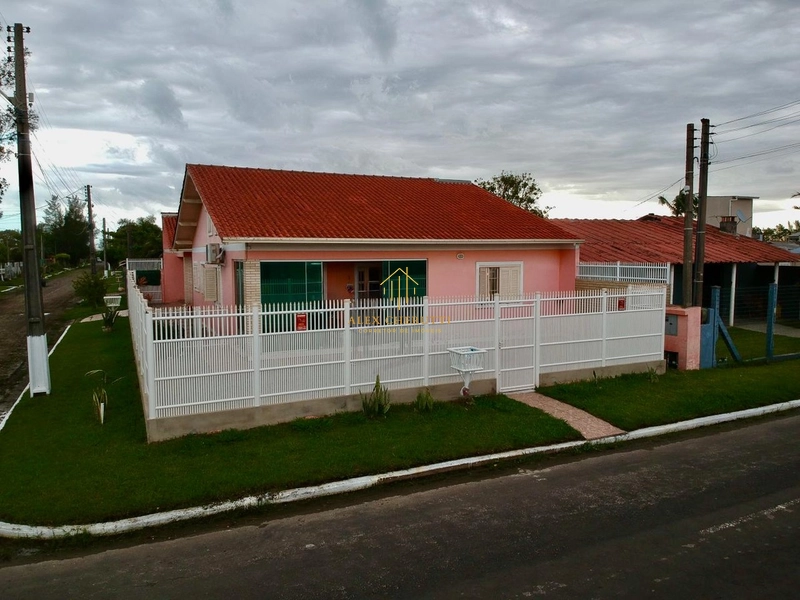 Casa À venda na praia de Atlântida Sul: 3ª foto da galeria de imagens do imóvel