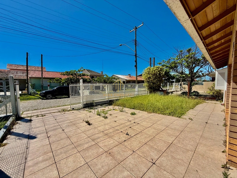Casa à venda próximo do mar em Atlântida Sul: 3ª foto da galeria de imagens do imóvel