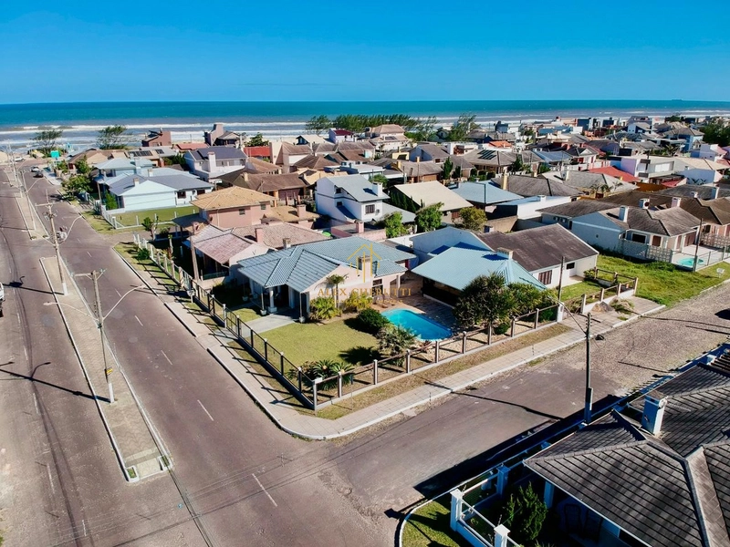 Excelente casa finamente mobiliada à venda em Atlântida Sul: 3ª foto da galeria de imagens do imóvel