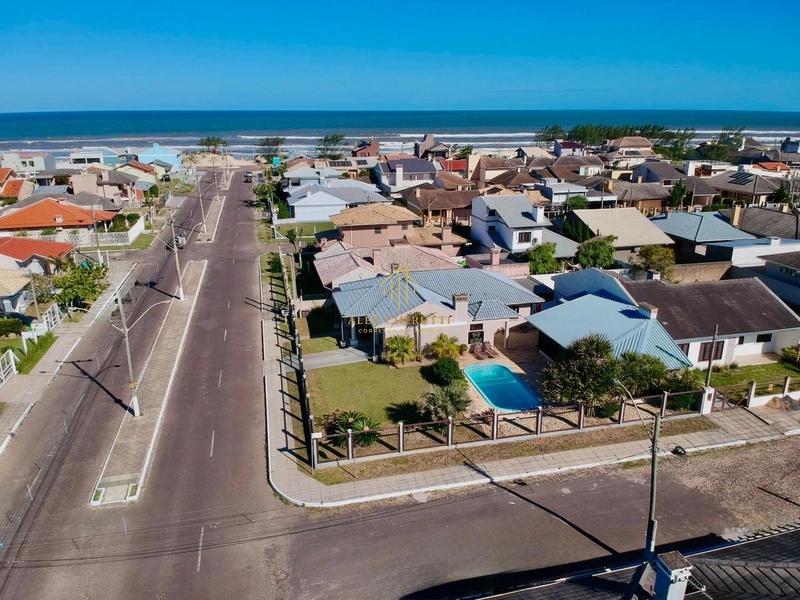 Excelente casa finamente mobiliada à venda em Atlântida Sul: 2ª foto da galeria de imagens do imóvel