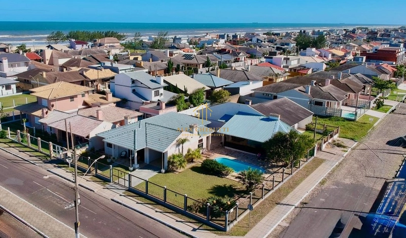Excelente casa finamente mobiliada à venda em Atlântida Sul: 1ª foto da galeria de imagens do imóvel