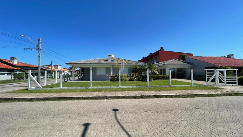 Bela casa de esquina com 2 terrenos em Noiva do Mar