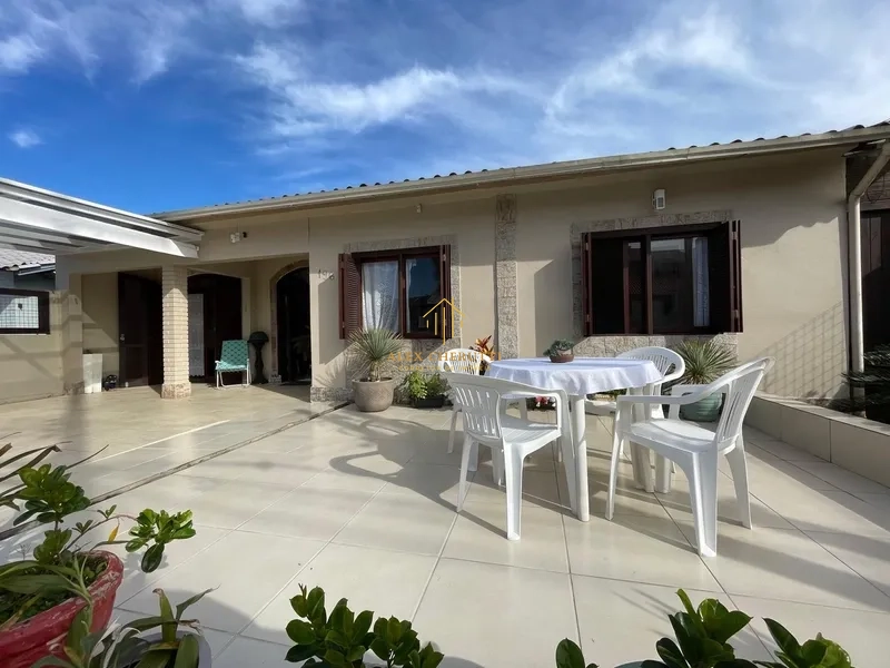 Casa à venda na praia de Atlântida Sul, 4 dormitórios: 2ª foto da galeria de imagens do imóvel