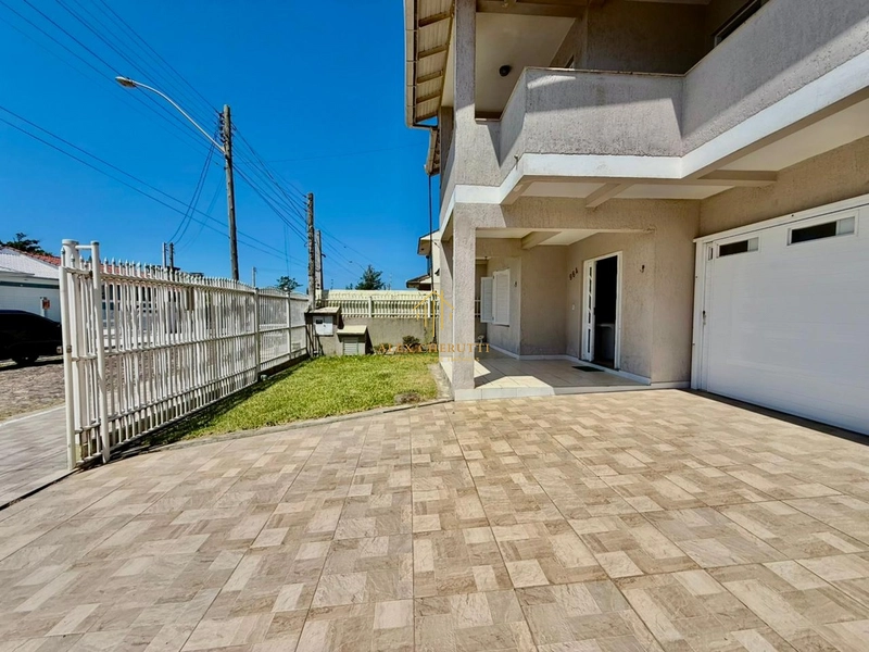 Lindo sobrado mobiliado e decorado à venda em Atlântida Sul: 3ª foto da galeria de imagens do imóvel