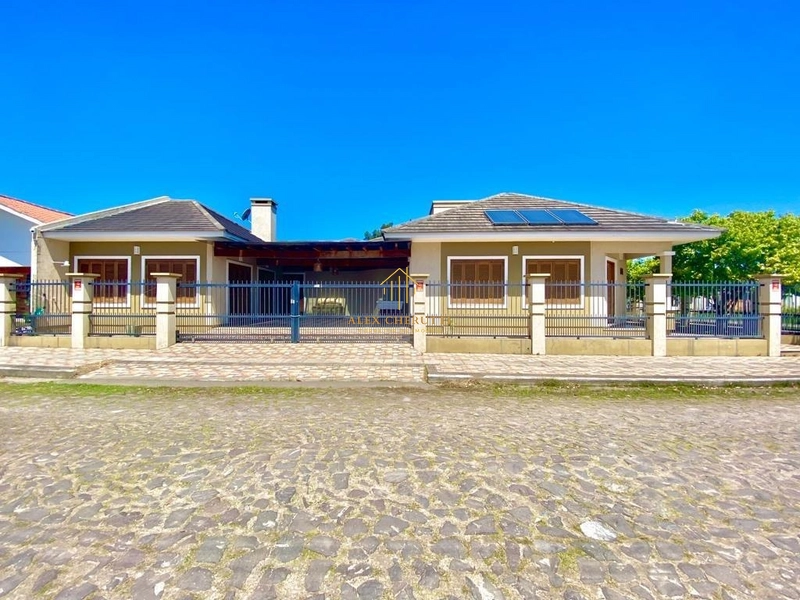 Casa à venda na praia de Atlântida Sul, 5 dormitóorios: 1ª foto da galeria de imagens do imóvel