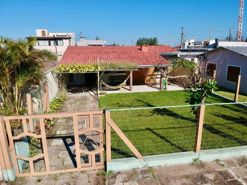 Casa à venda em ótima localização na praia de Atlântida Sul