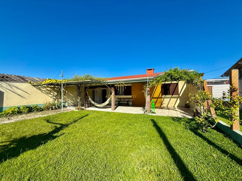 Casa à venda em ótima localização na praia de Atlântida Sul: 3ª foto da galeria de imagens do imóvel