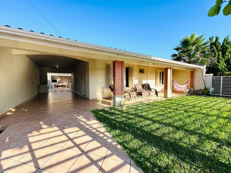 Casa à venda com 2 terrenos em Atlântida Sul: 1ª foto da galeria de imagens do imóvel