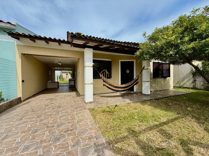 Casa na Praia de Atlântida Sul, 3 dormitórios: 2ª foto da galeria de imagens do imóvel