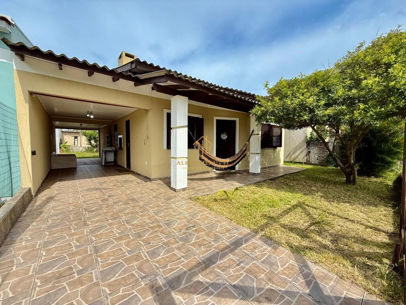 Casa na Praia de Atlântida Sul, 3 dormitórios: 1ª foto da galeria de imagens do imóvel