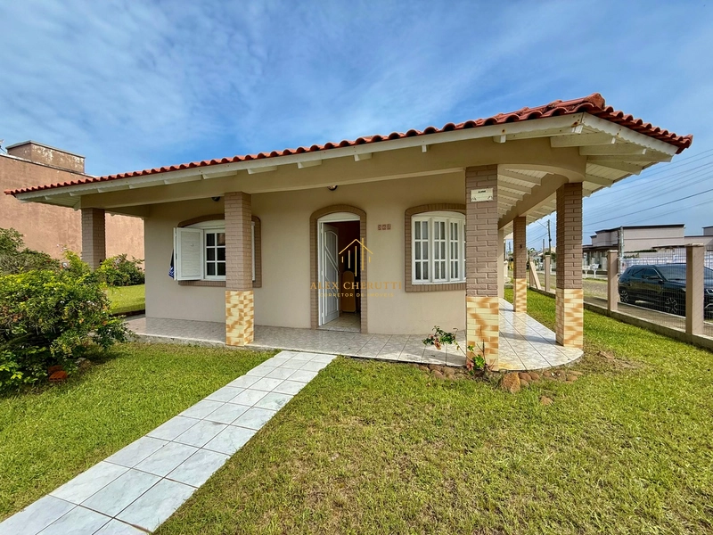 Casa na Praia de Atlântida Sul, 2 dormitórios: 1ª foto da galeria de imagens do imóvel