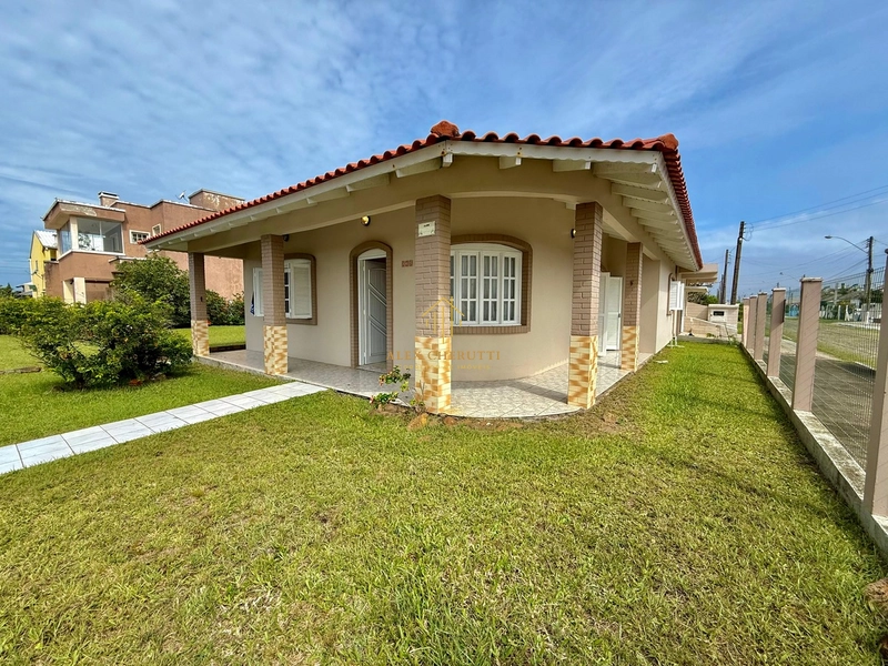 Casa na Praia de Atlântida Sul, 2 dormitórios: 2ª foto da galeria de imagens do imóvel