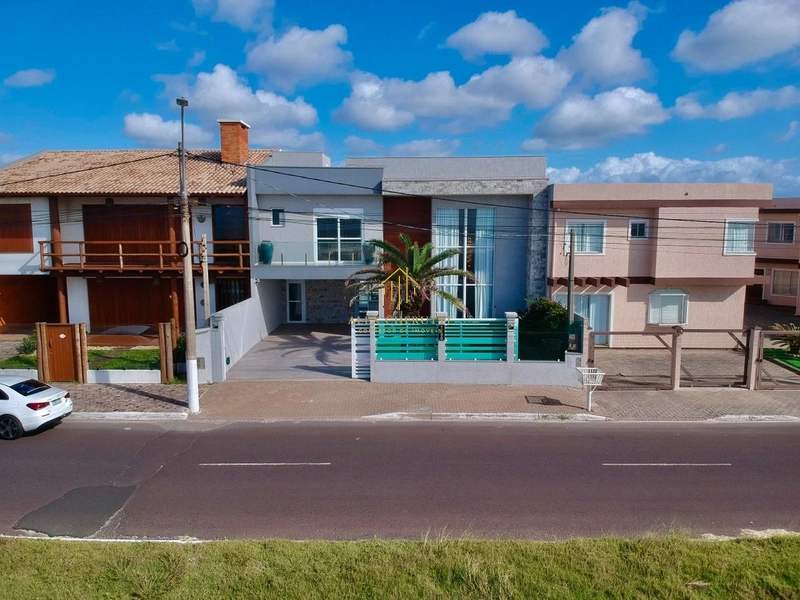 Excelente sobrado finamente mobiliado e decorado em Atlântida Sul: 1ª foto da galeria de imagens do imóvel