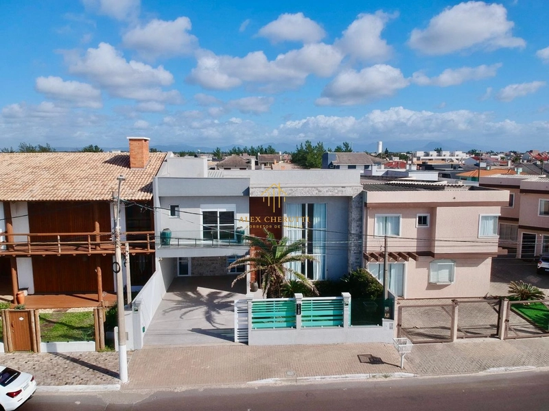 Excelente sobrado finamente mobiliado e decorado em Atlântida Sul: 2ª foto da galeria de imagens do imóvel