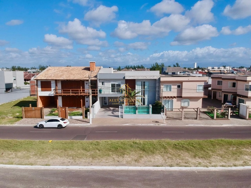 Excelente sobrado finamente mobiliado e decorado em Atlântida Sul: 3ª foto da galeria de imagens do imóvel