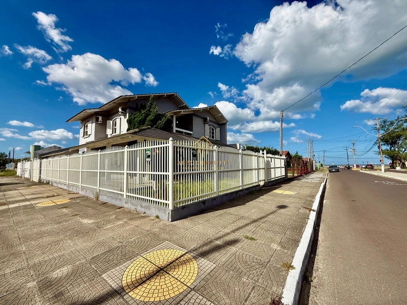 Lindo sobrado à venda em Atlântida Sul, 6 dormitórios: 4ª foto da galeria de imagens do imóvel