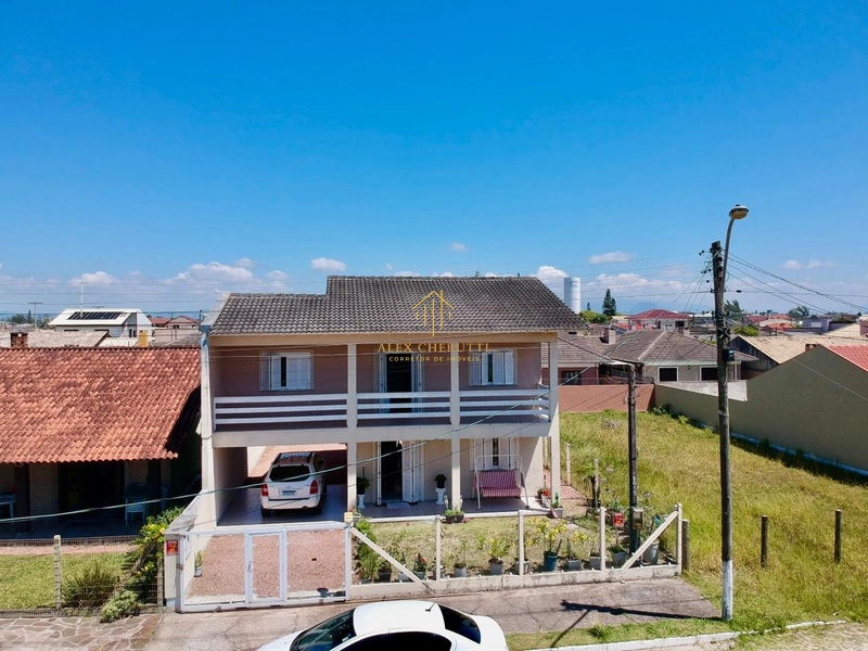 Belo sobrado à venda na praia de Atlântida Sul, 5 dormitórios: 2ª foto da galeria de imagens do imóvel