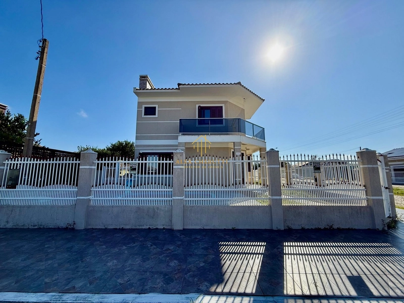 Lindo sobrado à venda em Atlântida Sul, 4 dormitrios: 1ª foto da galeria de imagens do imóvel