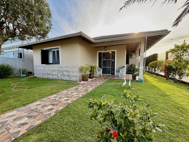 Casa à venda em Atlântida Sul, 3 dormitórios: 1ª foto da galeria de imagens do imóvel