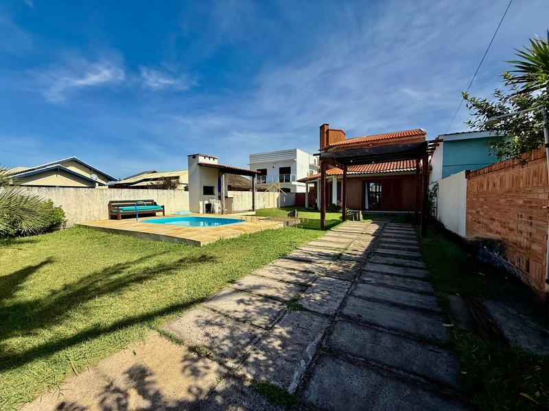 Casaà venda na praia de Atlântida Sul, 2 dormitórios: 2ª foto da galeria de imagens do imóvel