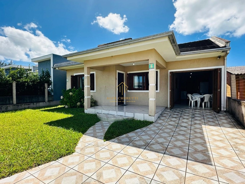 Casa à venda na praia de Atlântida Sul,  3 dormitórios: 1ª foto da galeria de imagens do imóvel