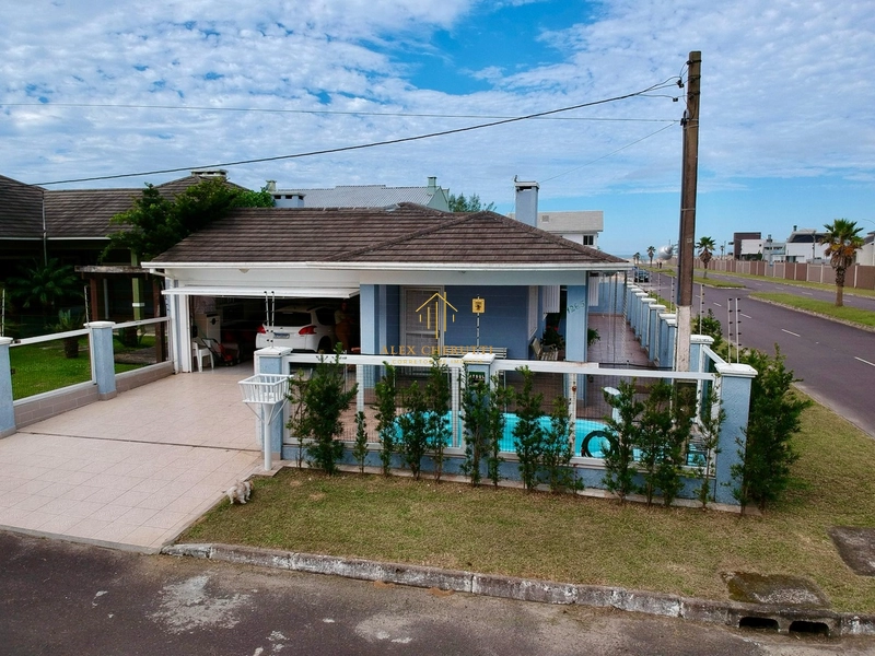 Casa na Praia de Atlântida Sul, 4 dormitórios: 1ª foto da galeria de imagens do imóvel
