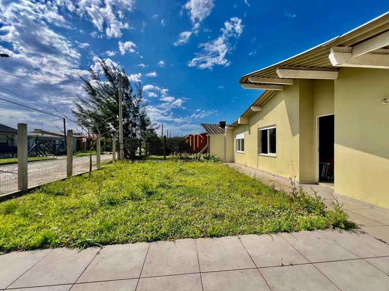Casa na Praia de Atlântida Sul, 3 dormitórios: 3ª foto da galeria de imagens do imóvel
