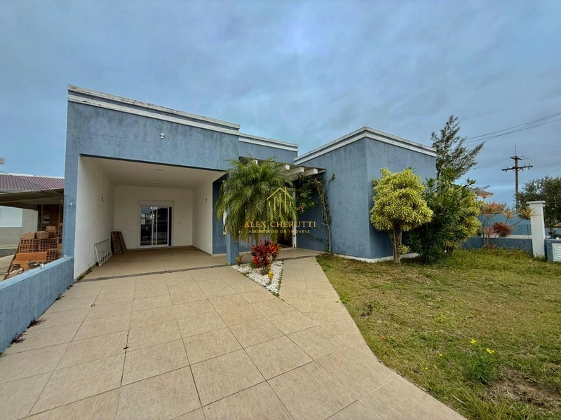 Linda casa em Atlântida Sul, 3 dormitórios: 2ª foto da galeria de imagens do imóvel