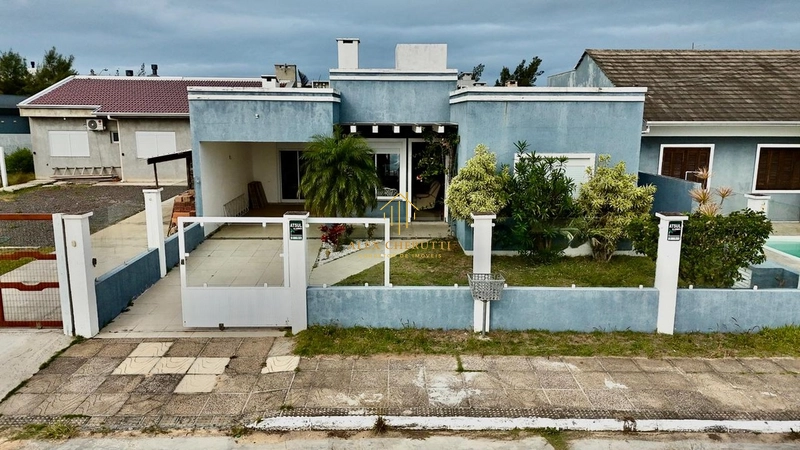 Linda casa em Atlântida Sul, 3 dormitórios: 1ª foto da galeria de imagens do imóvel