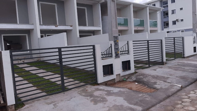 Lindos Sobrados com amplo terreno em Forquilhas São José: 2ª foto da galeria de imagens do imóvel