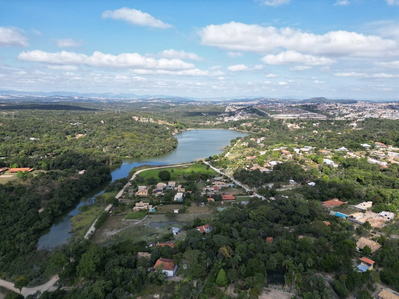 Toque rústico, aconchego e muito verde, você encontra no Nosso Rancho: 4ª foto da galeria de imagens do imóvel