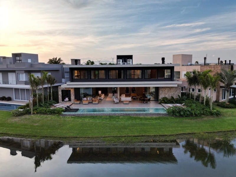 MANSÃO A BEIRA LAGO: 1ª foto da galeria de imagens do imóvel