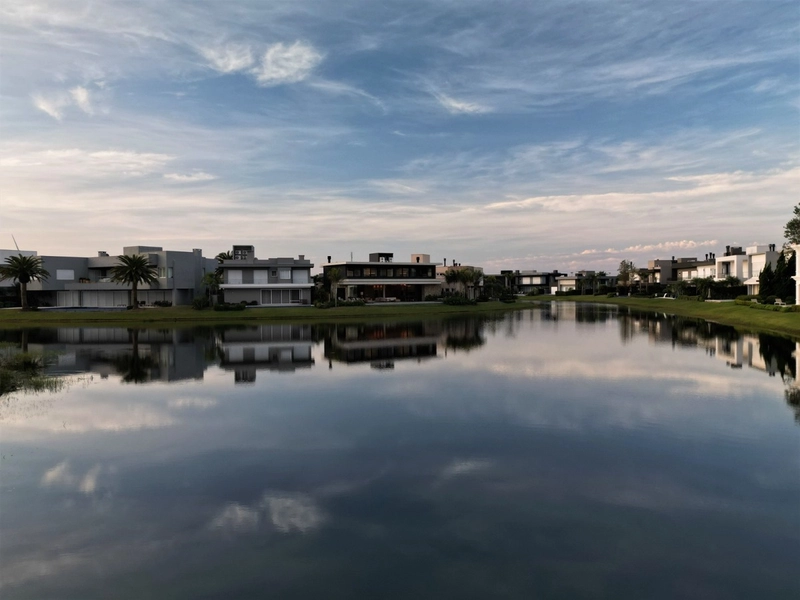 MANSÃO A BEIRA LAGO: 6ª foto da galeria de imagens do imóvel