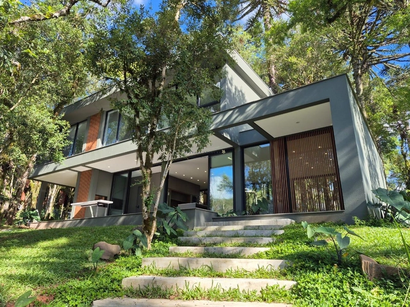Casa com 230m², 03 suítes em condomínio Pinheiro Grosso em Canela: 1ª foto da galeria de imagens do imóvel