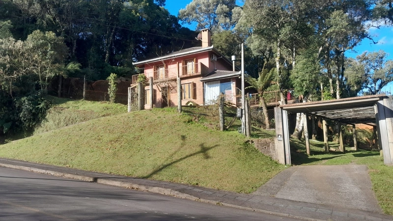 CASA DE ESQUINA EM CANELA: 1ª foto da galeria de imagens do imóvel