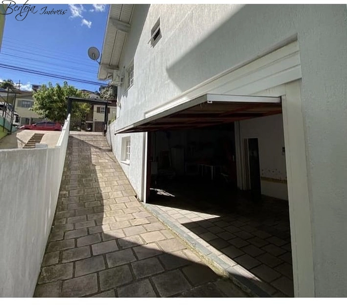 Casa com piscina: 2ª foto da galeria de imagens do imóvel
